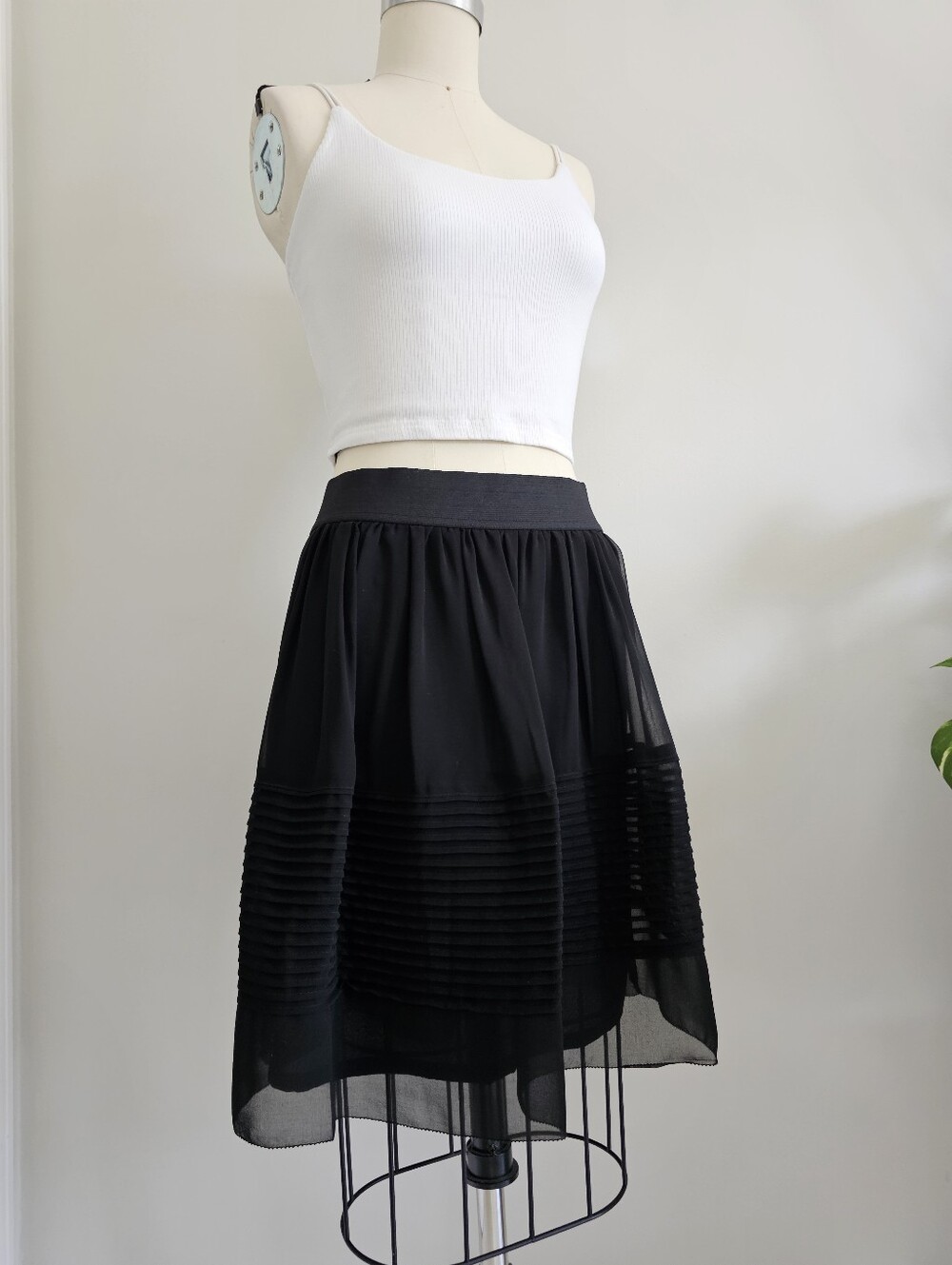 ANN TAYLOR black chiffon skirt with pleating detail and elastic waistband